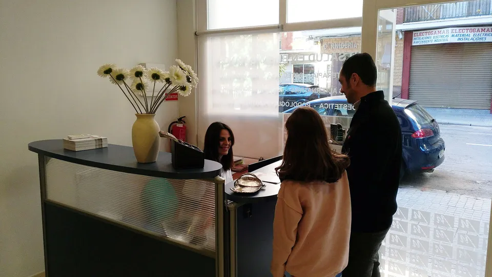 Fachada y entrada de la Clínica María Mil en Picanya