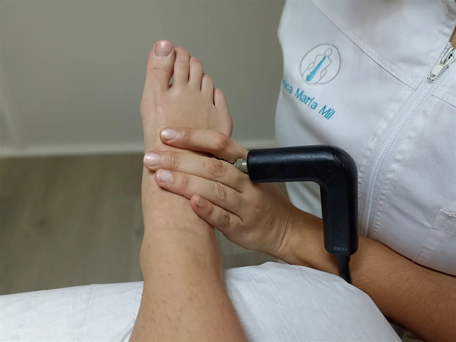 Tratamiento manual de un esguince de tobillo en la Clínica María Mil