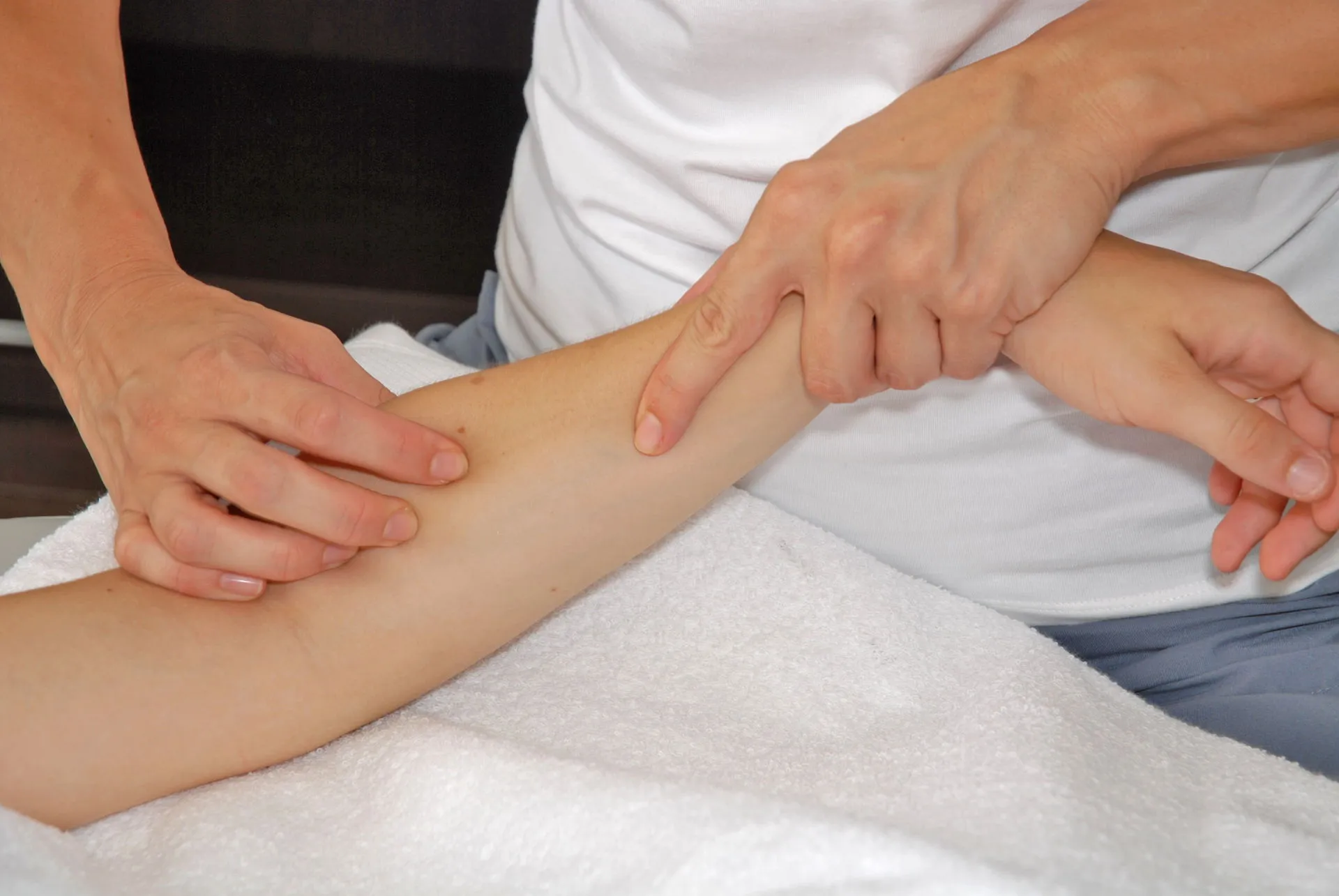 Fisioterapeuta de la Clínica María Mil aplicando un tratamiento manual