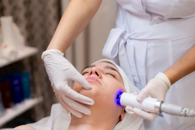 Aplicación de electroterapia regenerativa en la Clínica María Mil
