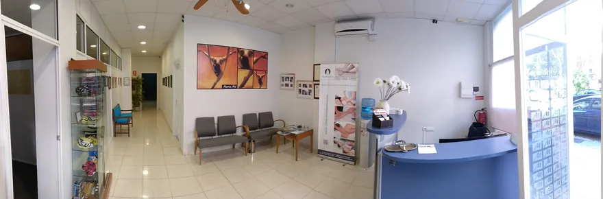 Recepción y sala de espera de la Clínica María Mil en Picanya